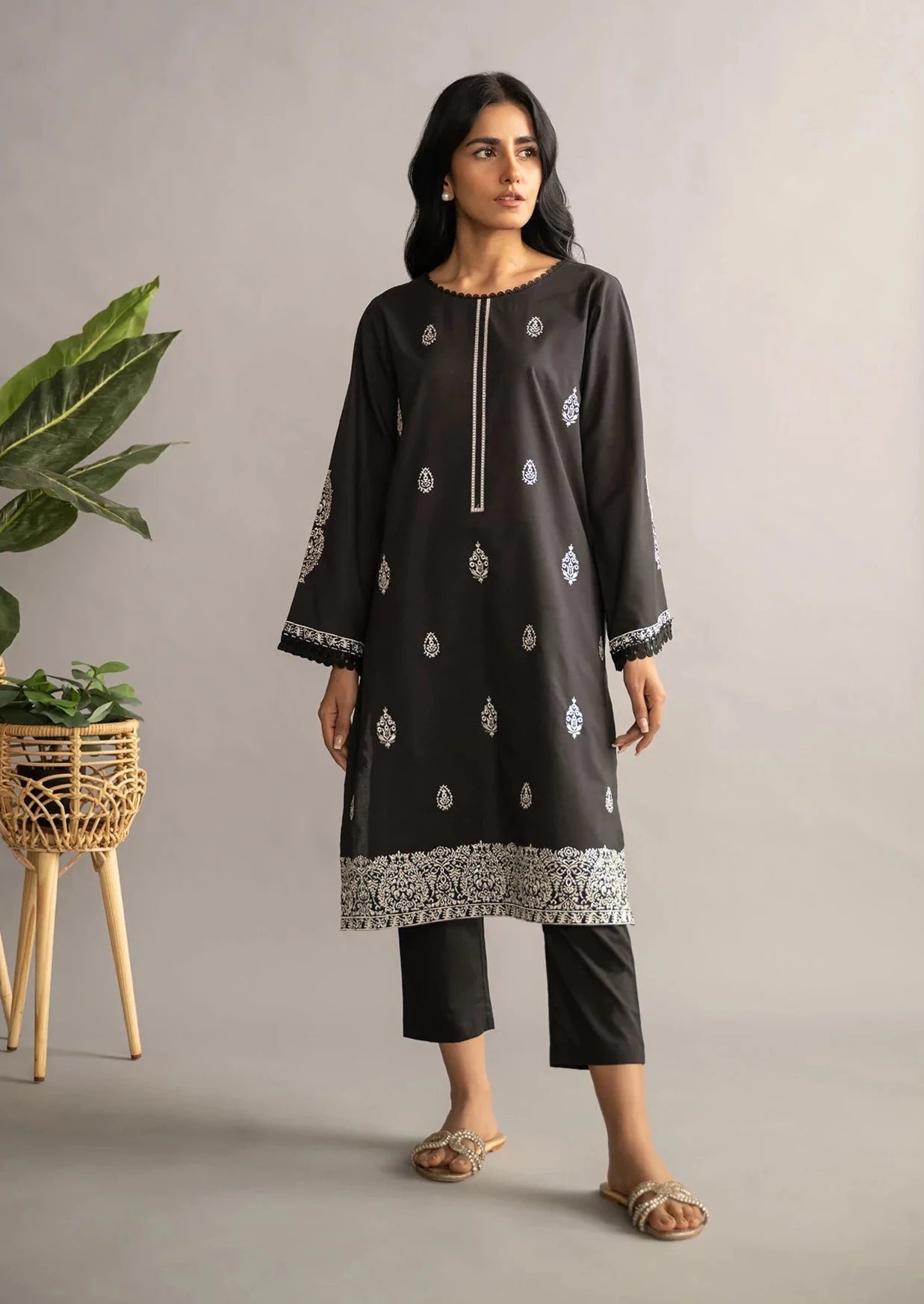 Black - Women's Embroidered Kurta (DC-0428)